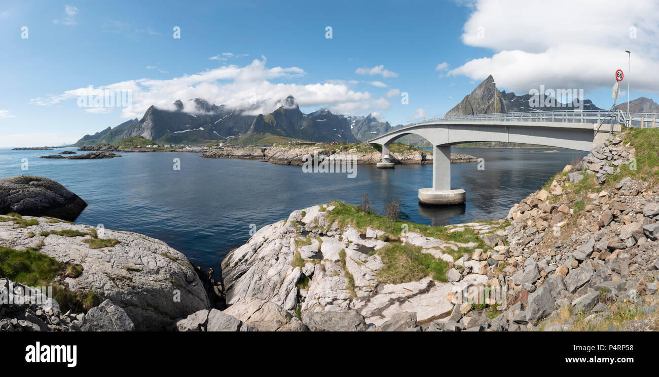 Brücke, Hamnoy Lofoten Inseln, Norwegen. Stockfoto