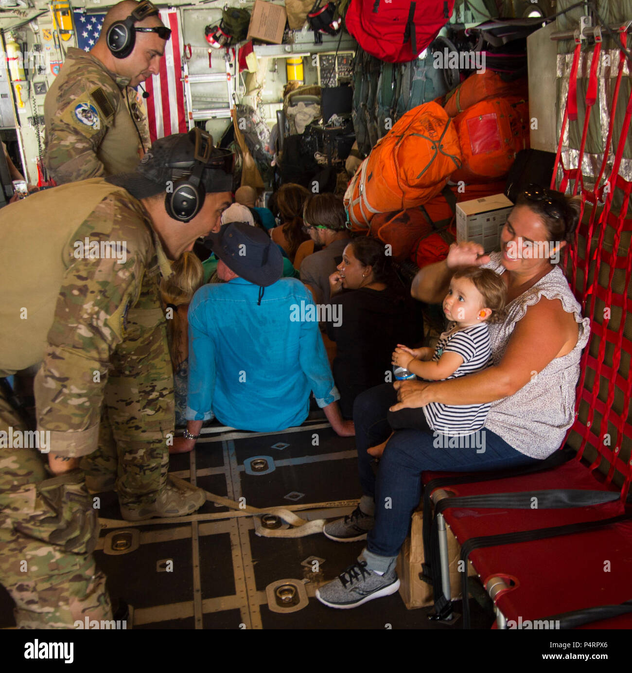 Loadmasters aus dem 102 Rescue Squadron helfen Evakuierten aus St. Maarten und weiter nach San Juan, Puerto Rico. 106 Rettung der New York Air National Guard Flügel, die Inszenierung von San Juan, Puerto Rico mit der 156 Air Lift Flügel bieten Rescue Support für die Bedürftigen auf St. Maarten. Die 106 zwei HC-130 König Flugzeug gebracht, drei HH-60 Pave Hawk Hubschrauber, drei Sternzeichen Boote und 124 Flieger, die erforderlich sind, um die Mission zu erfüllen. Stockfoto