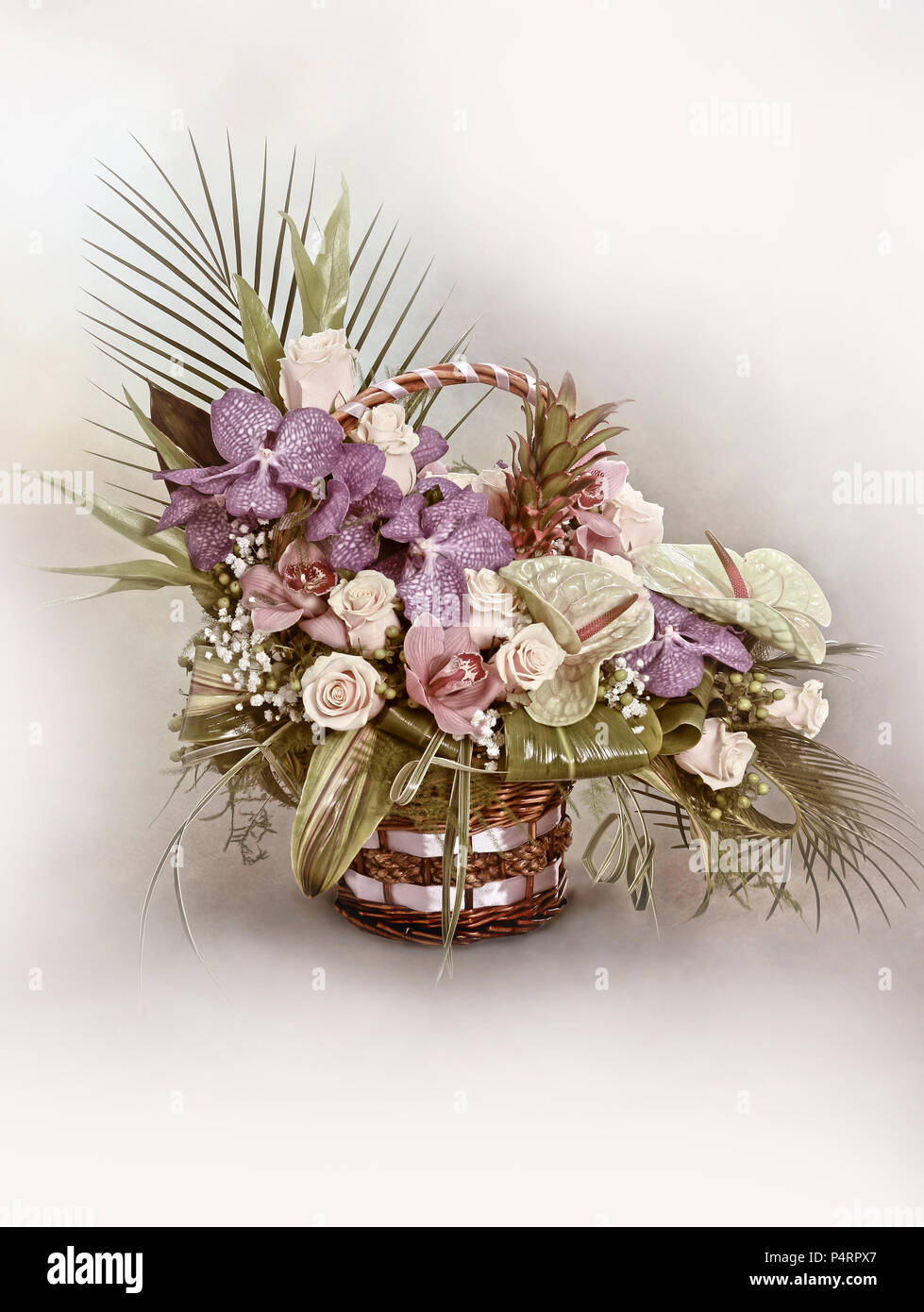 Blumenstrauß mit bunten Blumen im Korb mit unscharfen Hintergrund, Sepia Farbe Stockfoto