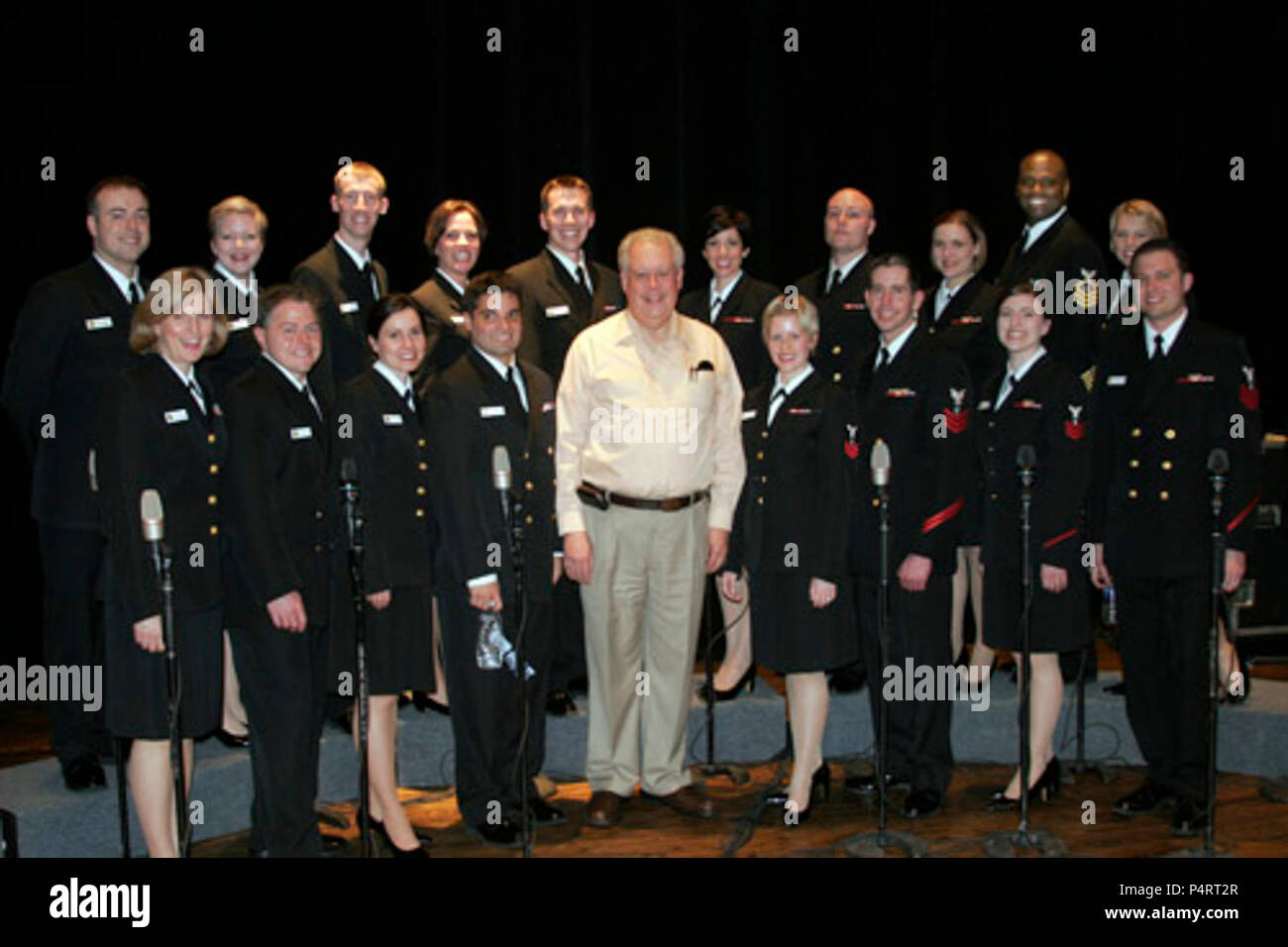 HUBER, Georgia (2. März 2010) Senior Chief Musiker (Ret.) Chuck Huber, ehemaliges Mitglied der Sea Chanters Chorus der U.S. Navy Band, wirft mit der aktuellen Gruppe nach einem Konzert in der willingham Kapelle an der Mercer University in Macon, Georgia. Die Sea Chanters sind auf einer 18-tägigen National Concert Tour durch den Südosten der Vereinigten Staaten. Stockfoto