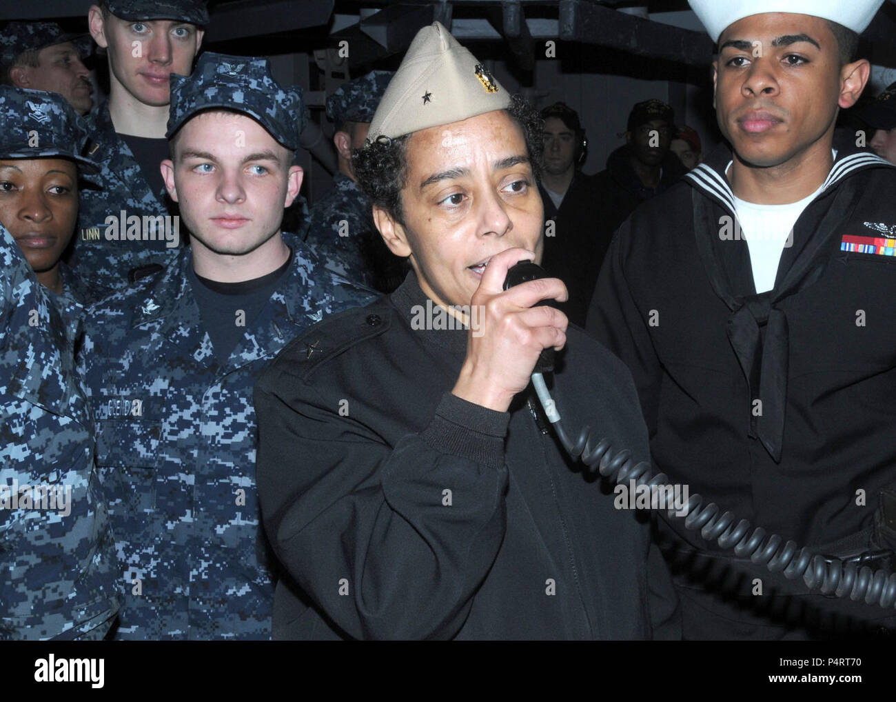 (3. April 2010) hinten Adm. Michelle Howard, Kommandeur der Expeditionary Strike Group Zwei, Adressen der Besatzung des Multi-purpose Amphibisches Schiff USS Bataan (LL 5) nach ihrer Rückkehr nach Naval Station Norfolk. Bataan zurück nach Durchführung der humanitären Hilfe und Katastrophenhilfe Operationen im Rahmen der Operation einheitliche Reaktion nach einem Erdbeben der Stärke 7.0, dass Haiti Jan. 12 angeschlagen. Stockfoto