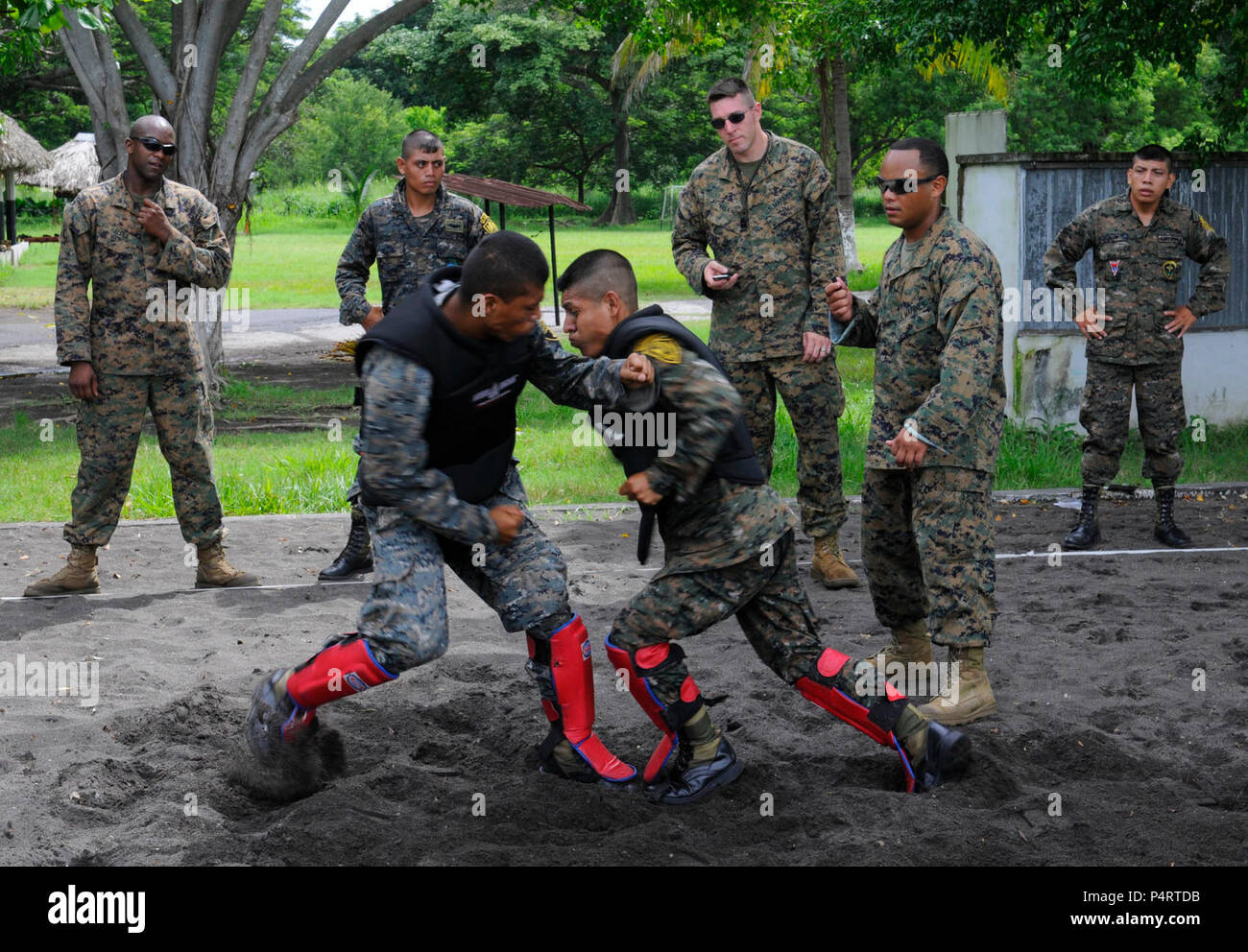 Us Marine Corps Sgt. Juan Martinez, zweiter von rechts, arbeitet mit einer Gruppe von guatemaltekischen Marine Seeleute während ein Experte auf einem Exchange als Teil des südlichen Partnerschaft Station (SPS) 2010 in Puerto Quetzal, Guatemala, 8. Juli 2010. SPS ist eine jährliche Bereitstellung von verschiedenen Spezialität Plattformen auf die US Southern Command Verantwortungsbereich. (DoD Stockfoto