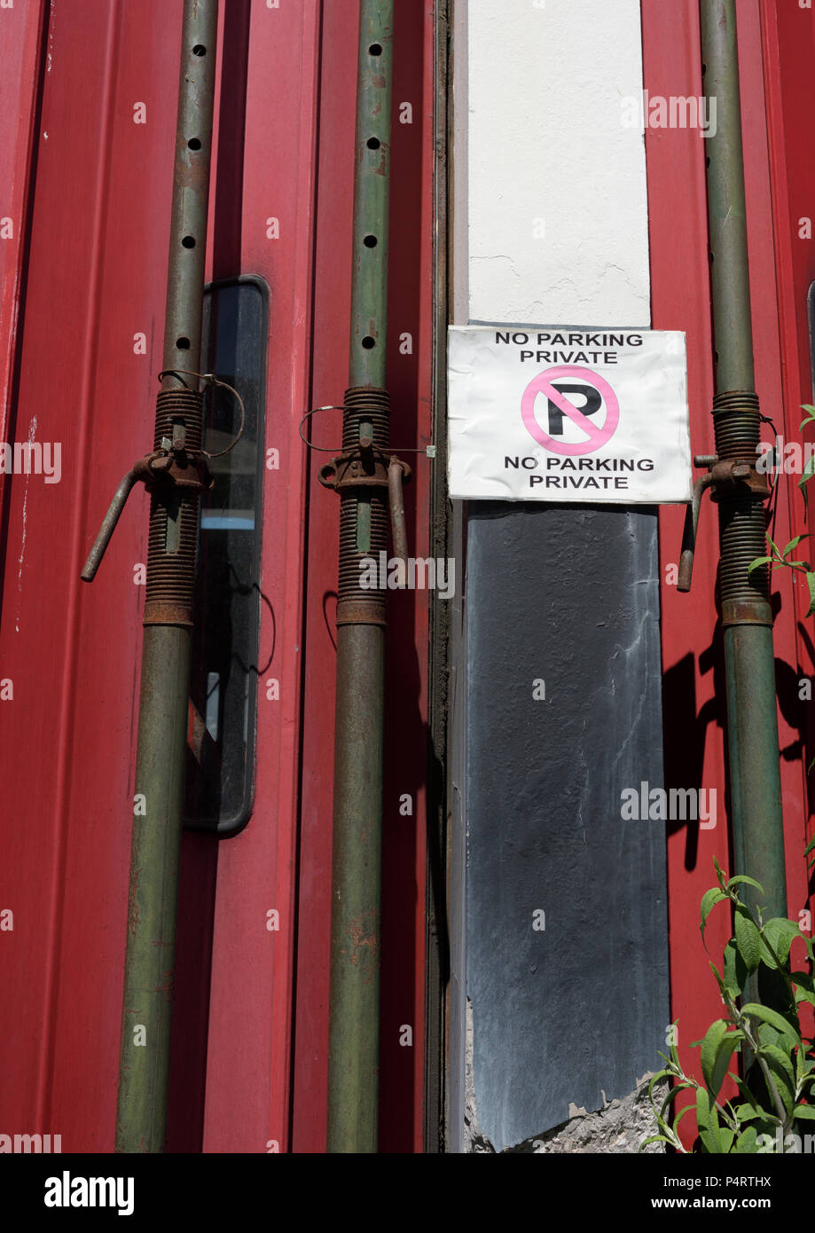 Stilles Feuerwehrhaus rot concertina Industrietüren, acrow Requisiten und keine Parkplätze private Bekanntmachung in Bury lancashire uk Stockfoto