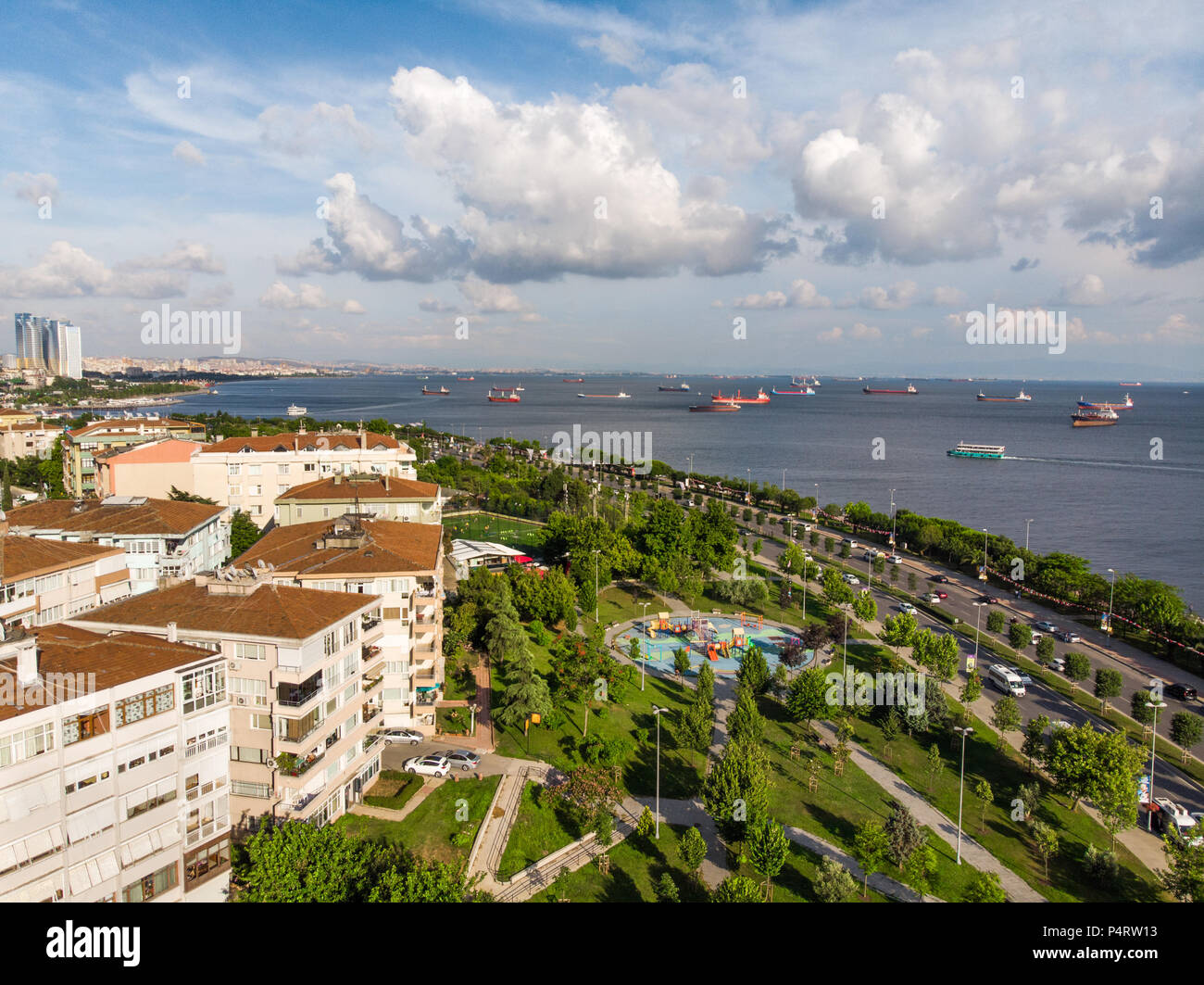 Antenne Drone Ansicht von Kartal Istanbul Stadt am Meer. Blick auf die Stadt. Stockfoto