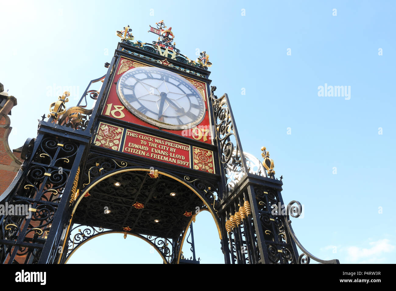 Die viel fotografiert und Wahrzeichen Eastgate, auf die historische Stadtmauer in Chester, NW, England, Grossbritannien Stockfoto