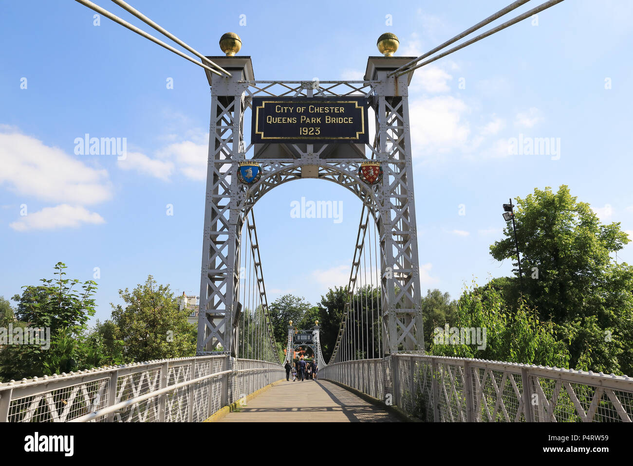 Queens Park Hängebrücke über den Fluss Dee in Chester, NW, England, Grossbritannien Stockfoto