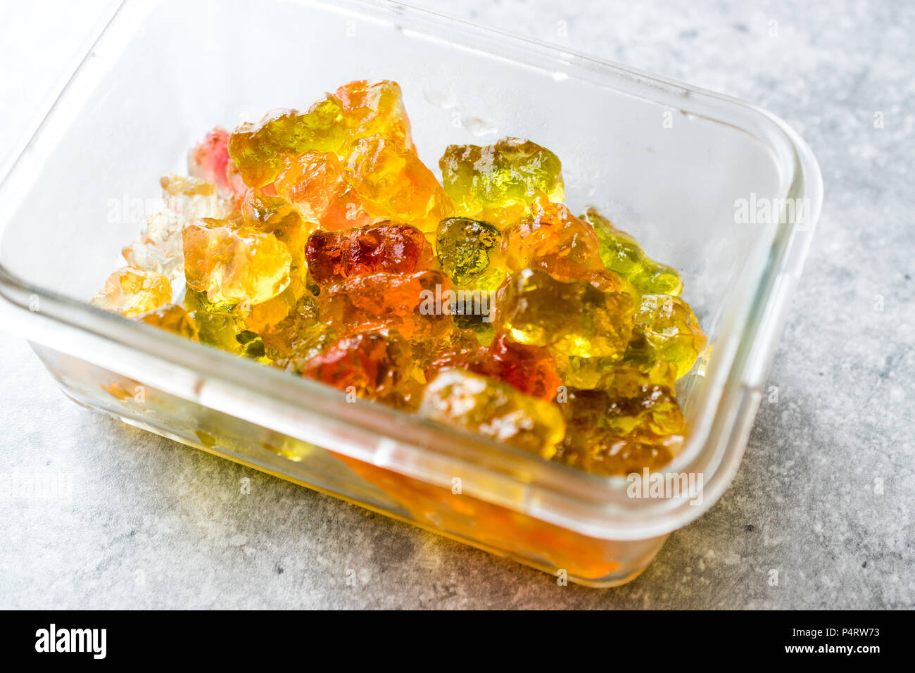 Gummibärchen mit Wodka im Glas Schüssel. Alkoholische Süsswaren Essen  Stockfotografie - Alamy