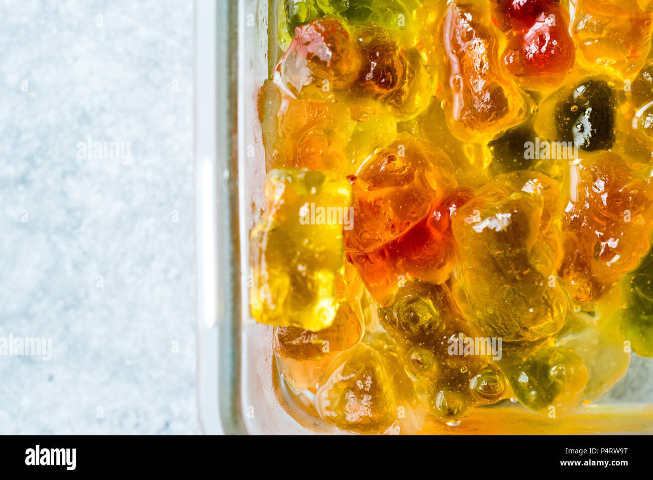 Gummibärchen mit Wodka im Glas Schüssel. Alkoholische Süsswaren Essen  Stockfotografie - Alamy