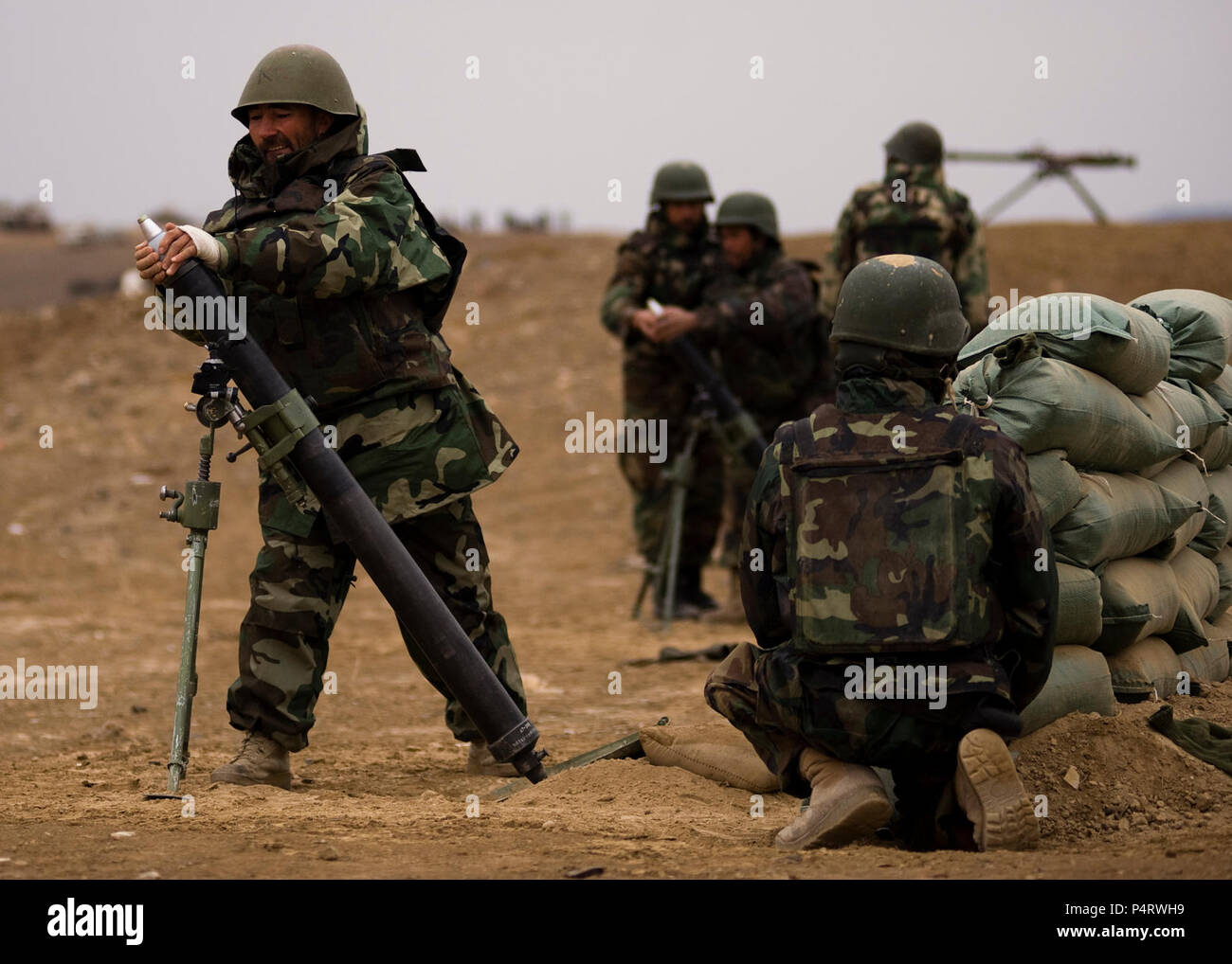 KABUL, Afghanistan (Feb. 2, 2011) - die nationale afghanische Armee Soldaten erfahren Sie, wie Sie einen 82 mm Mörtel auf eine Infanterie Zweig der Schule Bereich zu starten, Feb 2, 2011 in Kabul, Afghanistan. Die NATO Training Mission-Afghanistan Berater geben Anleitung zu afghanischen nationalen Armee Ausbildern mit der Durchführung der Großteil der Ausbildung in Rechnung gestellt. Stockfoto