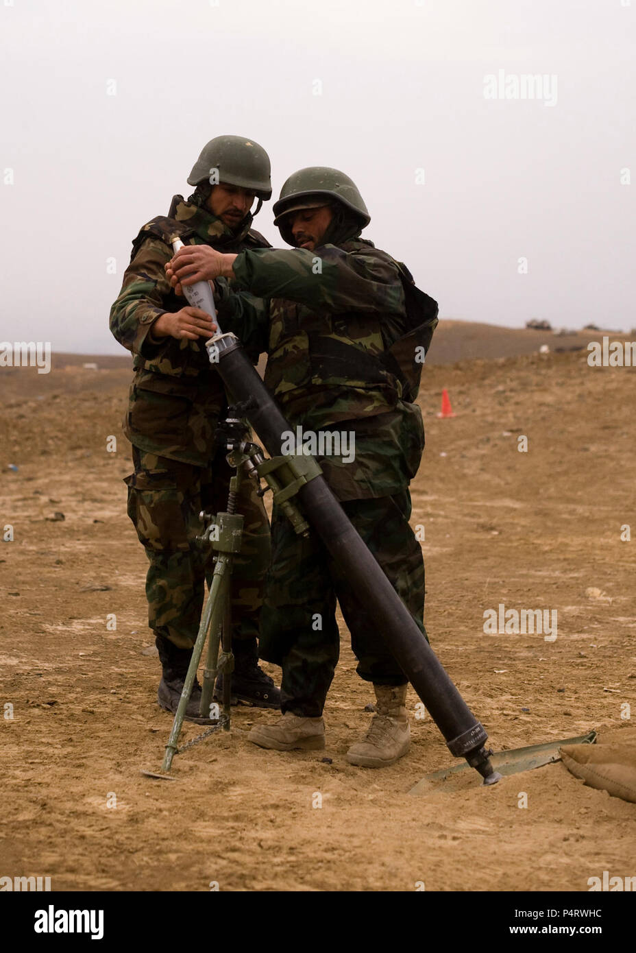 KABUL, Afghanistan (Feb. 2, 2011) - einer afghanischen Nationalarmee Instructor, Links, lehrt ein Soldat wie ein Mörtel auf eine Infanterie Zweig der Schule Bereich einfügen Feb 2, 2011 in Kabul, Afghanistan. Die NATO Training Mission-Afghanistan Berater geben Anleitung zu afghanischen nationalen Armee Ausbildern mit der Durchführung der Großteil der Ausbildung in Rechnung gestellt. Stockfoto