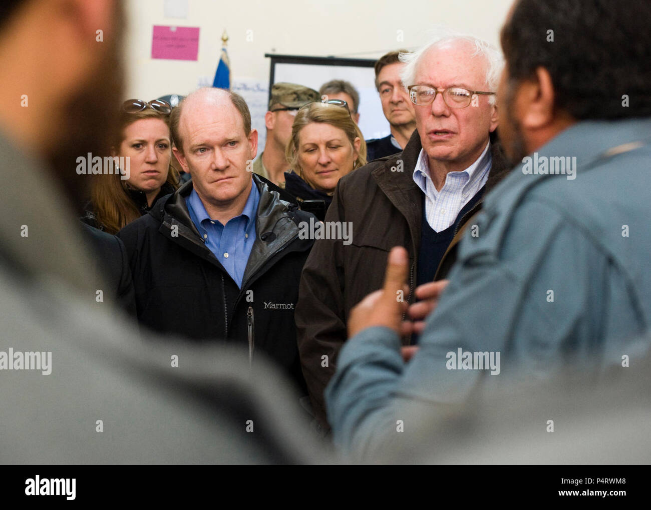 Sen. Chris Coons, D-Del, Links, und Senator Bernie Sanders, I-VT, sprechen Sie mit afghanischen Polizei Beamte an der afghanischen nationalen Polizei Akademie Feb 20, in Kabul, Afghanistan. Coons und Sanders waren Teil einer Kongreßdelegation, die in der NATO Training Mission-Afghanistan unterstützt. Stockfoto