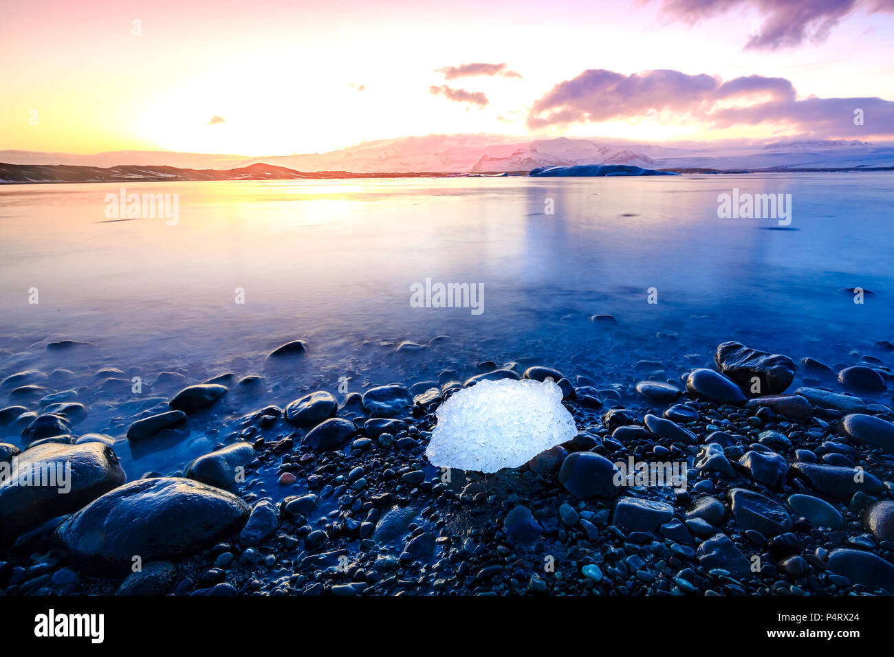 Jokulsarlon Glacier Lake in Island bei Sonnenuntergang im Winter. Den See wächst jedes Jahr aufgrund der globalen Erwärmung. Ein beliebter Ort für Touristen Stockfoto