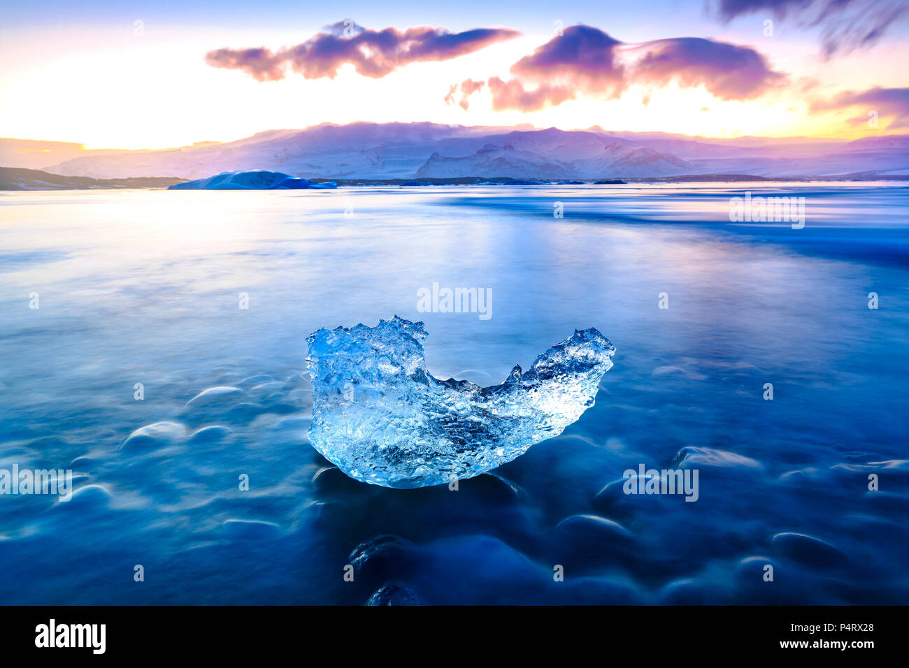 Jokulsarlon Glacier Lake in Island bei Sonnenuntergang im Winter. Den See wächst jedes Jahr aufgrund der globalen Erwärmung. Ein beliebter Ort für Touristen Stockfoto