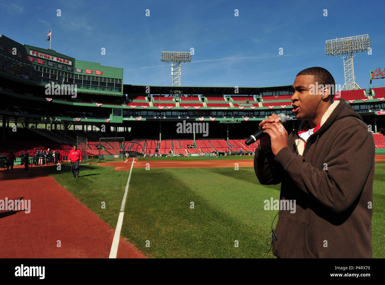 BOSTON, MA (8. April 2011) Musiker 1. Klasse Cory Parker singt "God Bless America", während der ein Sound Check an Bostons Fenway Park in Vorbereitung auf die Öffnung Tag für die Boston Red Sox. Die Band wird führen Sie die 'Star Spangled Banner' und Parker wird singen "Gott segne Amerika" im siebten Inning stretch für die Red Sox Hauptöffner. Stockfoto