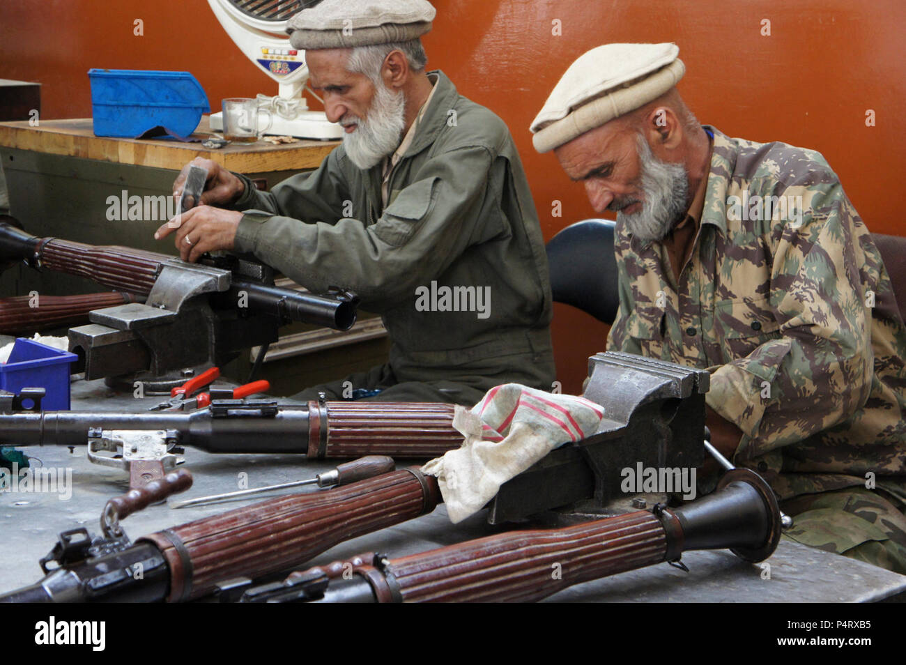 (9. Mai 2011) - die afghanischen Arbeiter Rakete angetrieben Granatwerfer in der Zentralen Werkstatt in Kabul Afghanistan zu renovieren. Der Zentralen Werkstatt ist die nationale Depot Level Maintenance Facility für die afghanische Armee. Die zentrale Workshop bietet Fertigung und Reparatur Dienstleistungen für Waffen, Ausrüstung und Fahrzeuge. Stockfoto