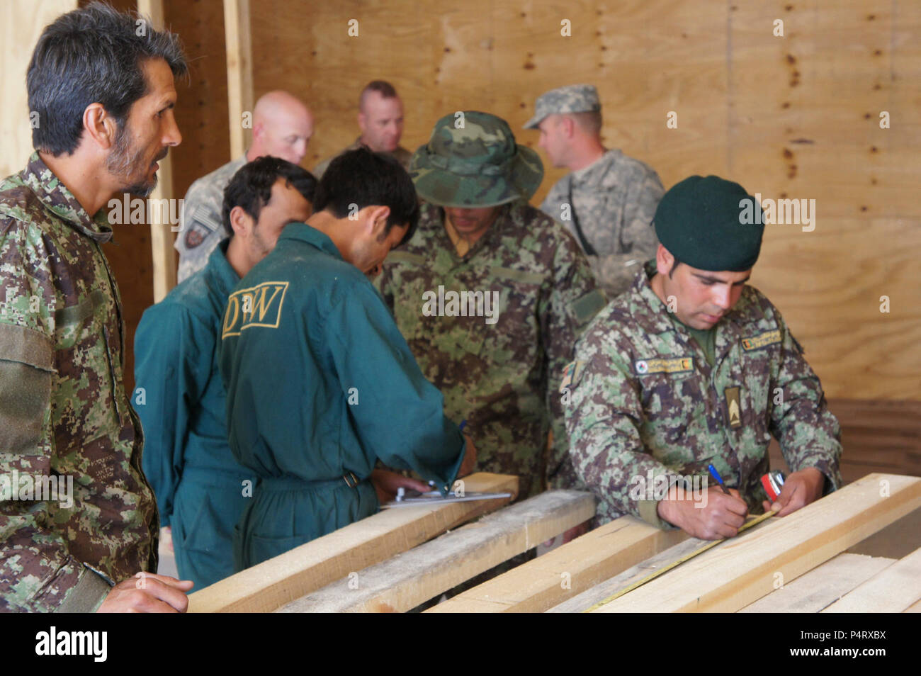 (9. Mai 2011) - Afghan Civil Engineers von uns militärischen Kampf Ingenieure betreut eine Feuerwache auf Lager Dubbs am Stadtrand von Kabul, Afghanistan. Stockfoto