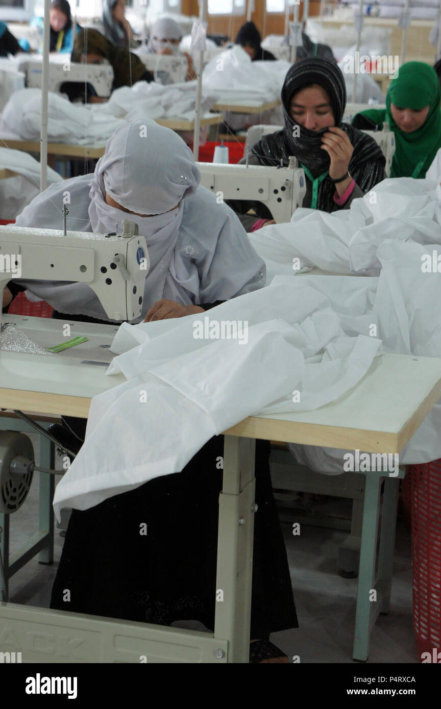 (10. Mai 2011) - Frauen an der afghanischen Frauen unternehmen Meca-Clydesdale Bettwäsche in ihrer Fabrik in Kabul, Afghanistan nähen. Contracting mit afghanischen Frauen geführte Unternehmen ist eine Initiative der Koalition Bildung und Ausbildung der afghanischen Frauen zu erhöhen. Meca-Clydesdale bietet Afghanischen, Textilien, die in der afghanischen nationalen Armee und der afghanischen nationalen Polizei und andere staatliche Organisationen. Stockfoto