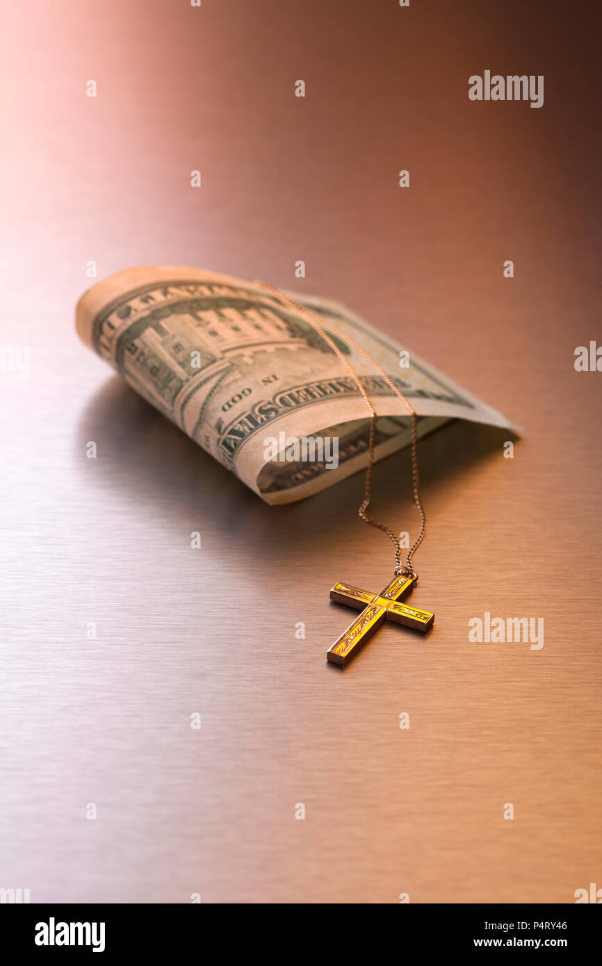 Geld und Kreuz und metallischen Hintergrund Stockfoto