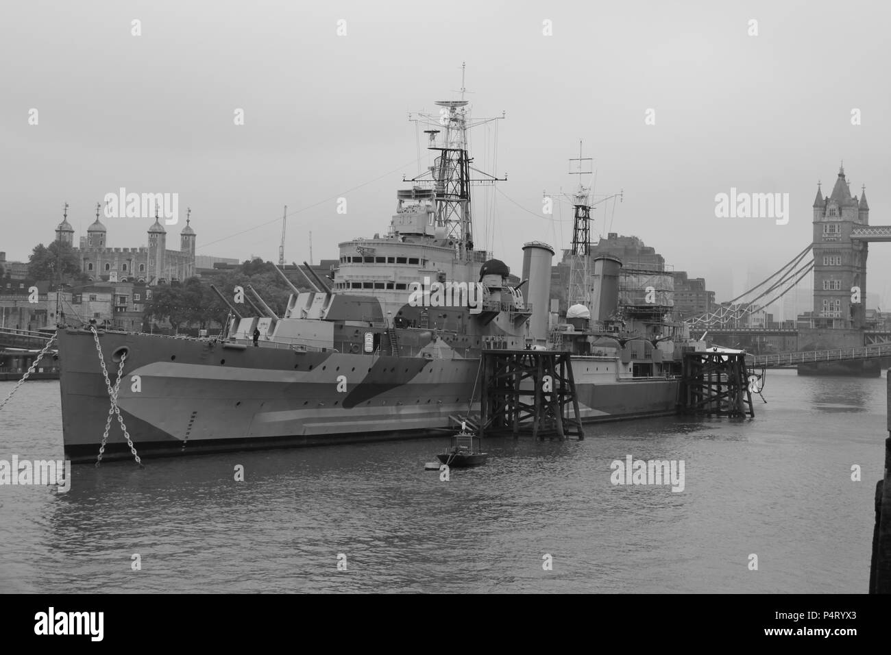 Die HMS Belfast ist ein Town-Class Light Cruiser, die für die Royal Navy gebaut wurde; jetzt dauerhaft als Museum auf der Themse, UK, PETER GRANT günstig Stockfoto