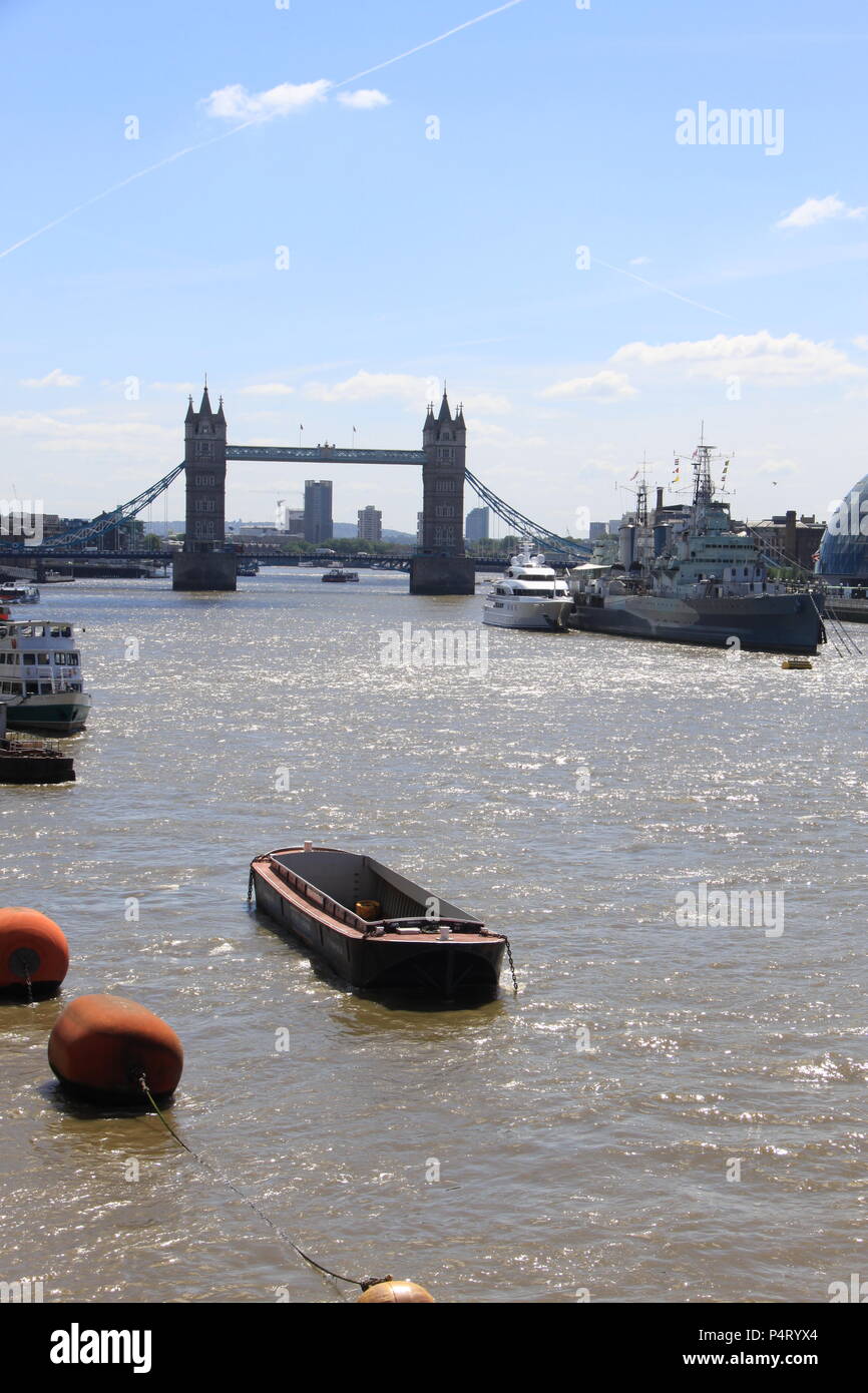 Die HMS Belfast ist ein Town-Class Light Cruiser, die für die Royal Navy gebaut wurde; jetzt dauerhaft als Museum auf der Themse, UK, PETER GRANT günstig Stockfoto