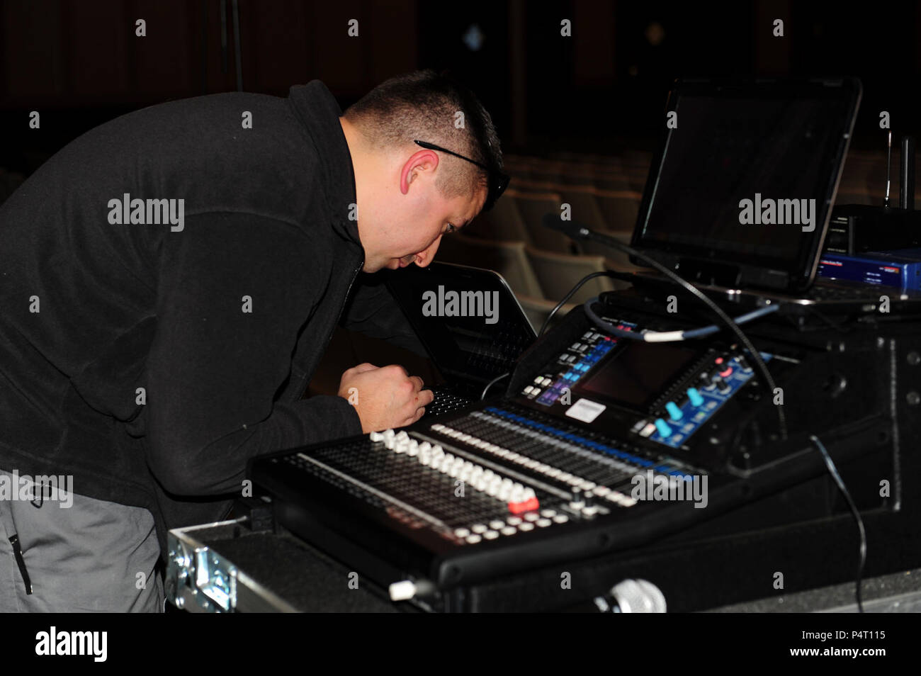 PITTSBURGH, PA (4. März 2012) Musiker 1. Klasse Chris Trupe, Toningenieur für die U.S. Navy Band, bereitet Audio Equipment vor einem Konzert von der US Navy Band Sea Chanters Chorus auf die Soldaten und Matrosen Museum und Memorial Hall in Pittsburgh, Pa. Die Sea Chanters mit einer Masse von über 2.000 Gäste in der Innenstadt von Pittsburgh für die ersten Ihrer 18-tägigen Tour quer durch den Mittleren Westen der USA durchgeführt. Stockfoto