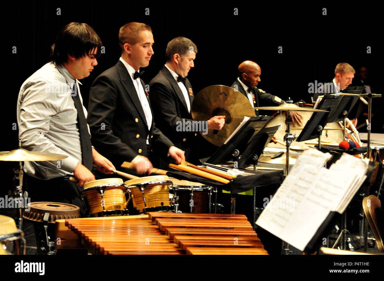 NORMAL, IL. (26. März 2012) High School Studenten aus Normal, Illinois, John Philip Sousa Standard, "Washington Post" mit der United States Navy Concert Band an der Braden Auditorium auf dem Campus der Michigan State University. Die Band, von Captain Brian O. Walden durchgeführt wurde, ist auf dem 21. Tag ihrer 26 tag Nationale Tournee durch den Mittleren Westen der USA. Stockfoto