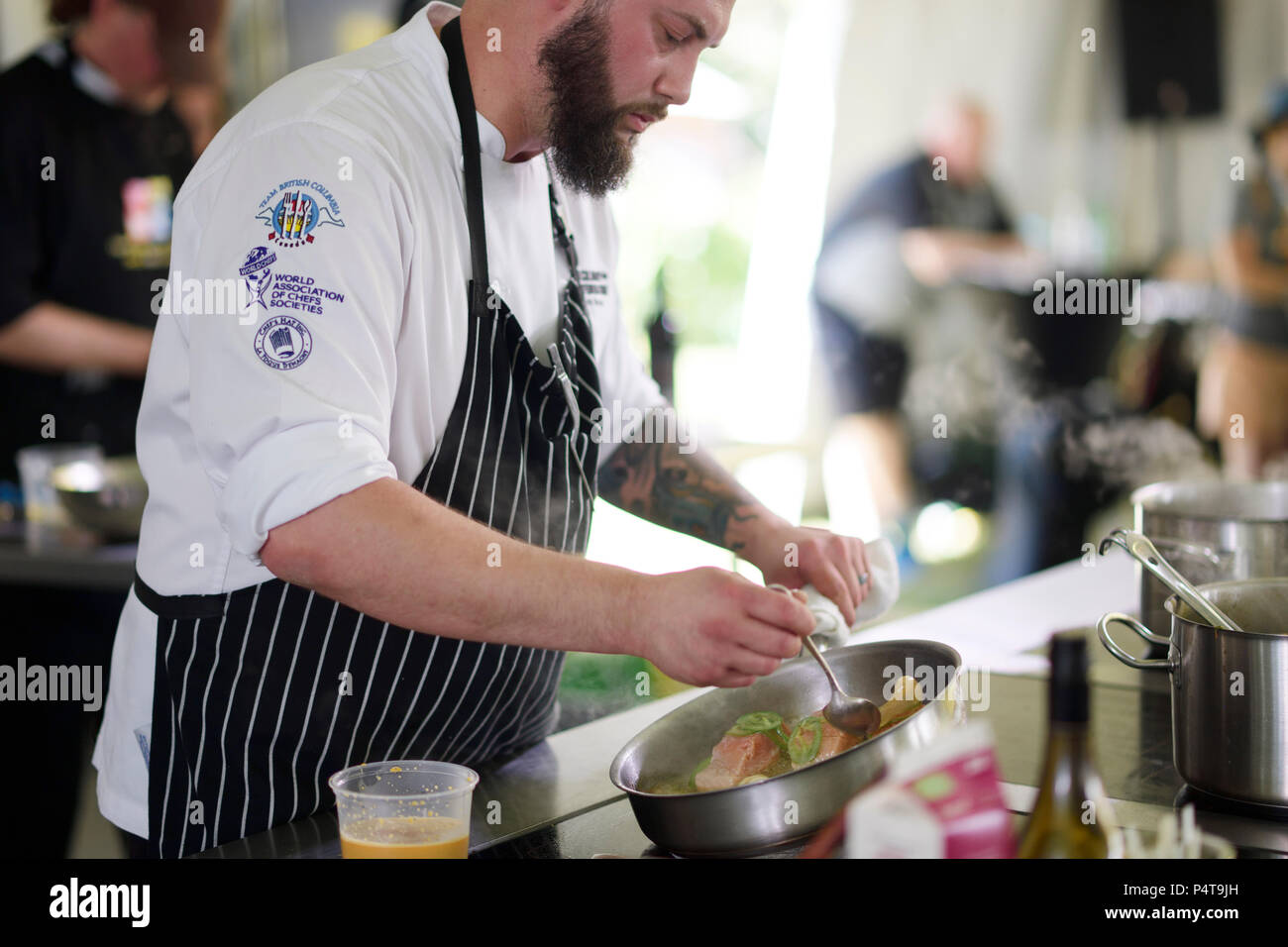 Chef Chris Braun Wettbewerb vorbereiten ein gourmet Mahlzeiten im BC Seafood Festival Chef Challenge 2018 in Comox Valley, British Columbia, Kanada Stockfoto