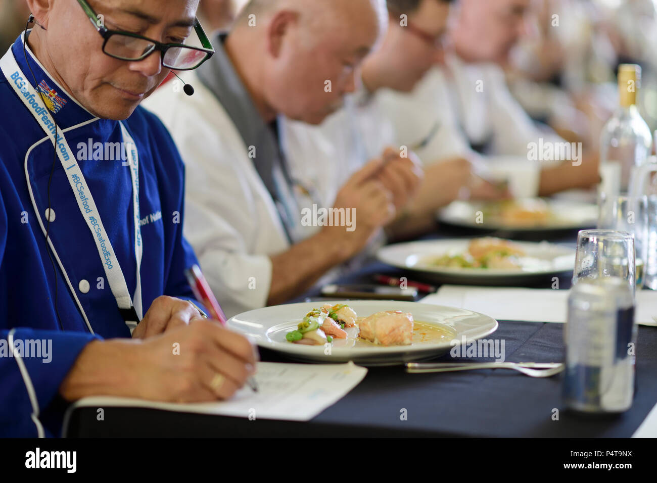 Chef's Wettbewerb Richter, Koch Nathan Fong, Notizen auf einem gourmet Wettbewerb Mahlzeit an BC Seafood Festival Chef Challenge 2018 in Comox Valley, Bri Stockfoto