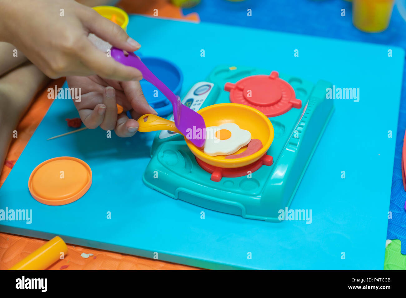 Eltern Haben Spass Bunte Knetmasse Spielen Dought Zu Hause