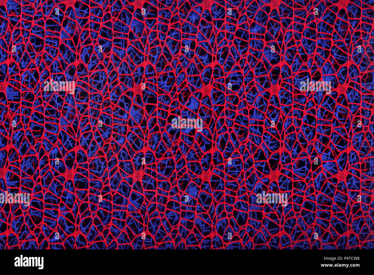 Zusammenfassung Hintergrund aus Gewebe aus roten und blauen Threads auf einem schwarzen Hintergrund. Stockfoto