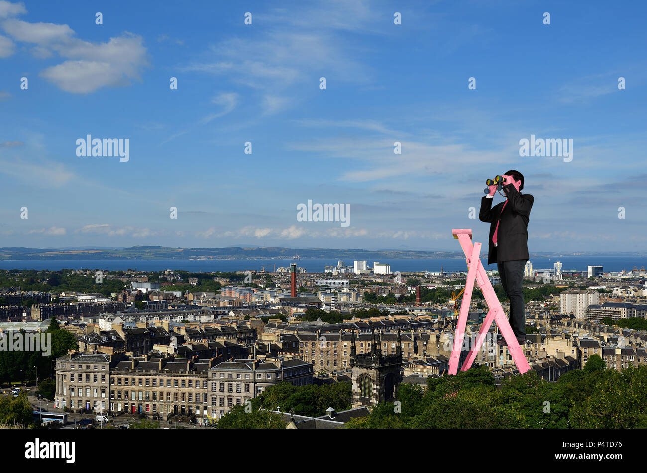 Business Mann ist Spionage mit Fernglas auf Wettbewerber Stockfoto