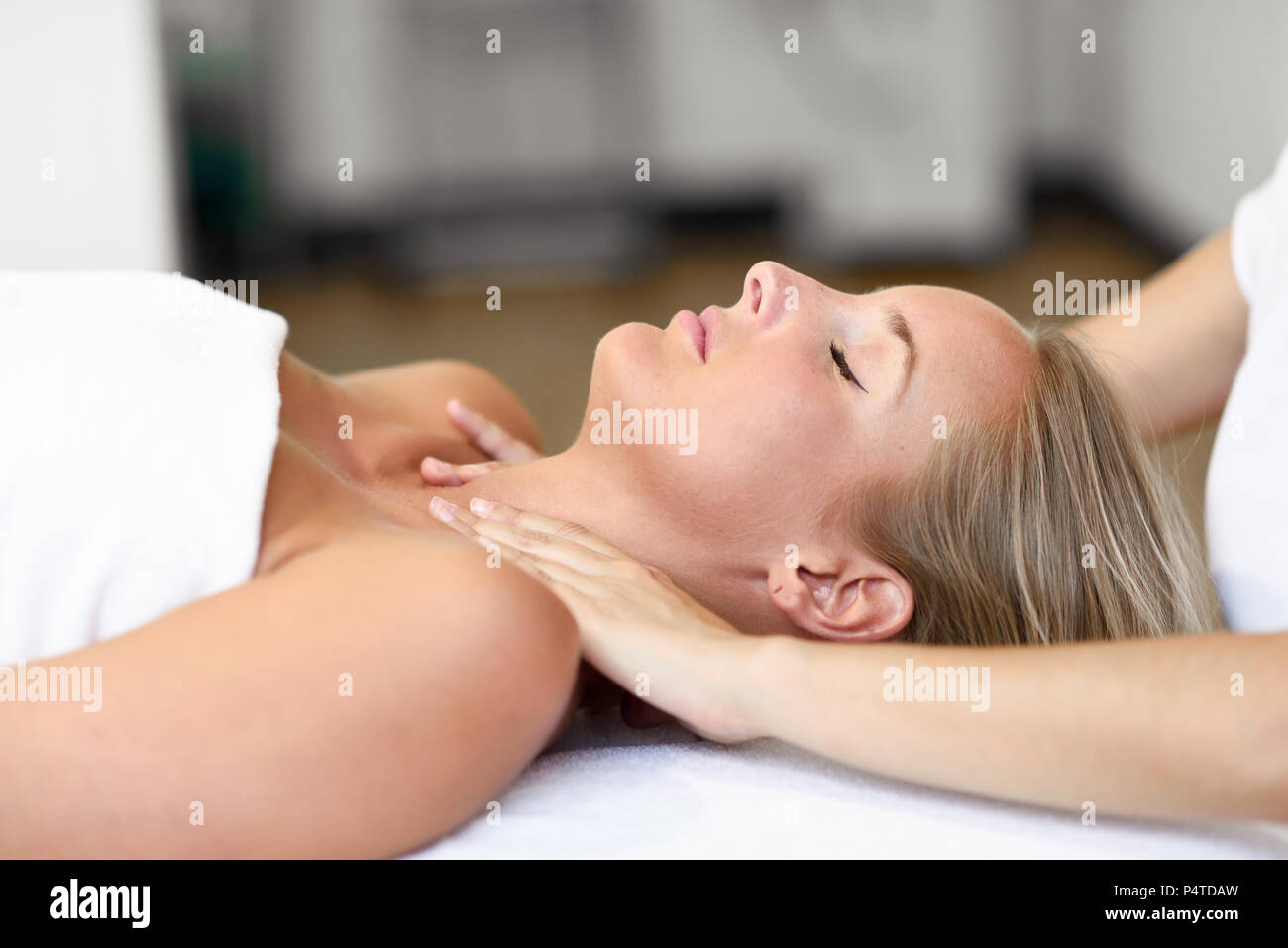 Junge blonde Frau mit einem Kopf Massage im Spa Center mit geschlossenen Augen. Weibliche Patienten ist, die Behandlung von professionellen Therapeuten. Stockfoto