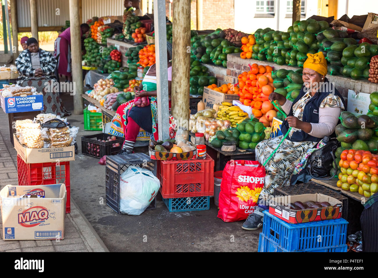 Nelspruit, Südafrika, 29. Mai - 2018: Früchte Anbieter neben der Straße verkaufen Obst und Gemüse. Stockfoto