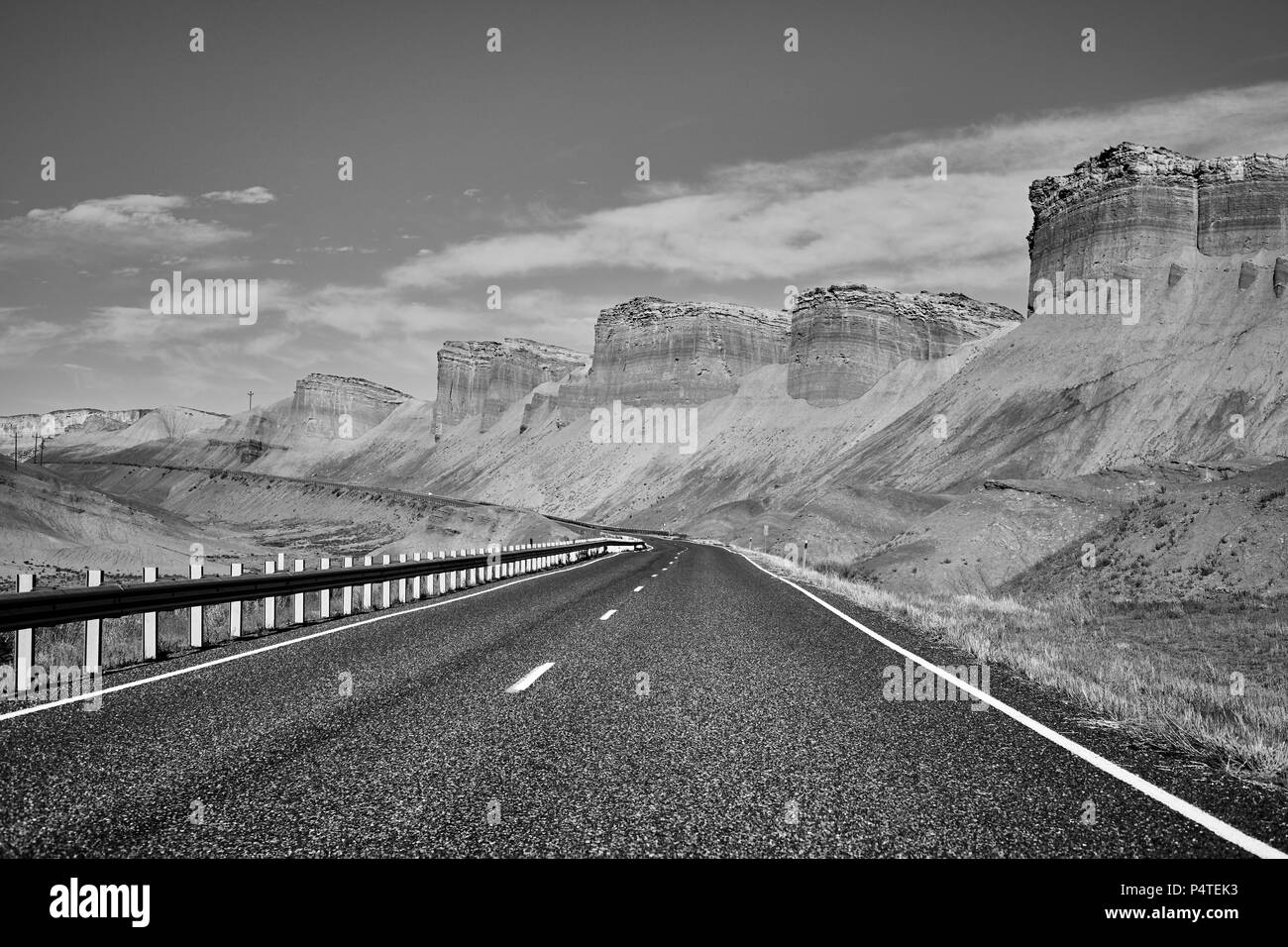 Schwarz/Weiß-Bild einer schönen bergigen Straße, Capitol Reef National Park, Utah, USA. Stockfoto