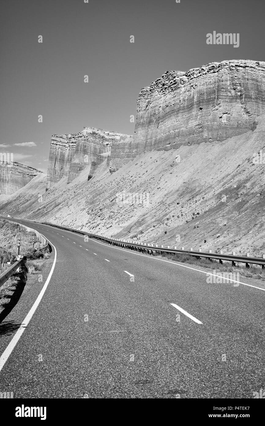 Schwarz/Weiß-Bild einer schönen bergigen Straße, Capitol Reef National Park, Utah, USA. Stockfoto