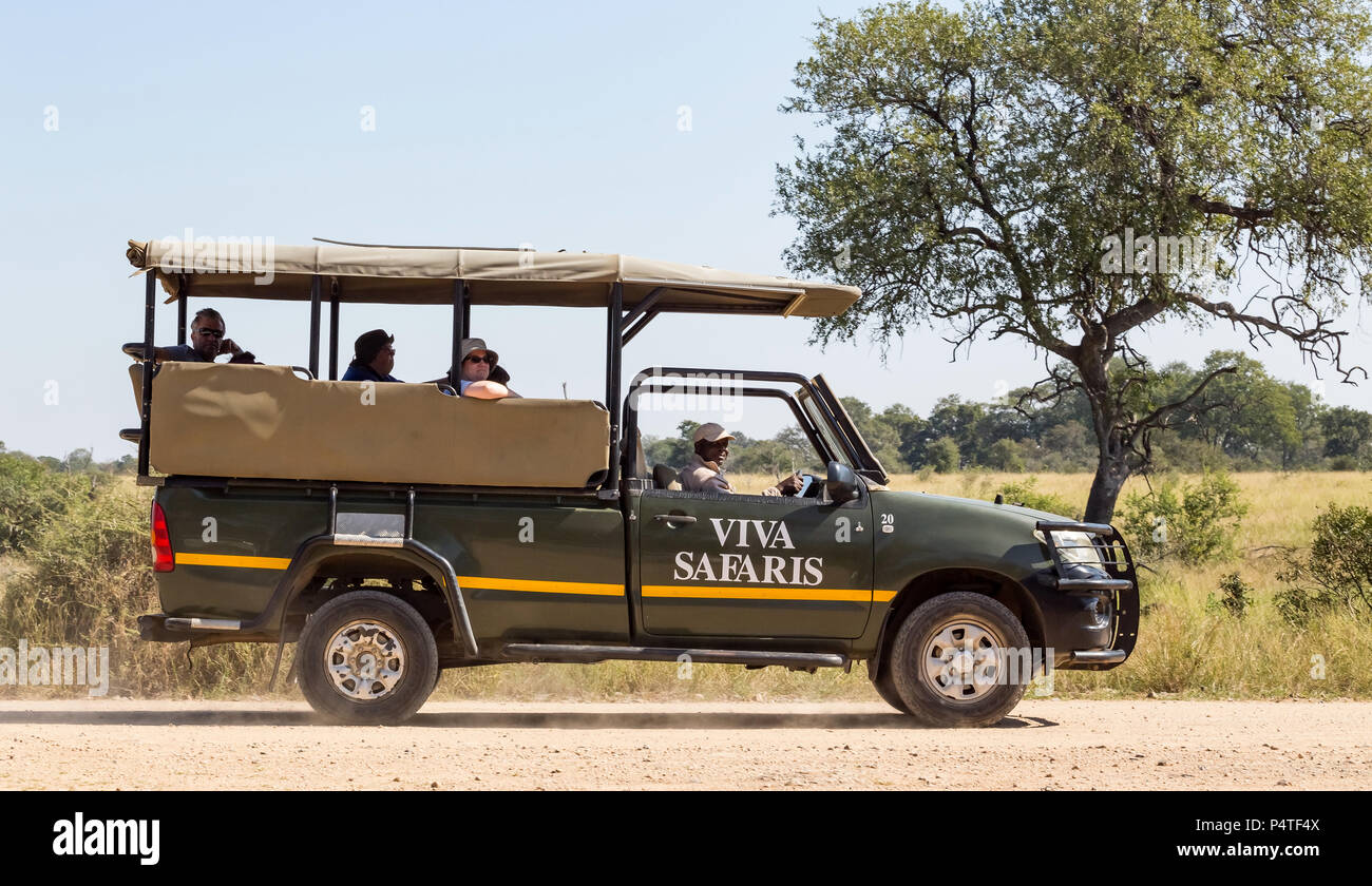 Nelspruit, Südafrika, 3. Juni - 2018: Safari Fahrzeug mit Touristen, die auf der Suche nach Tieren. Stockfoto