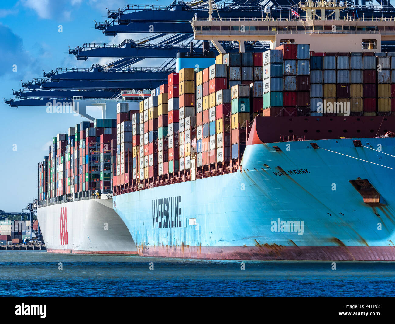 Der internationale Handel, der Welthandel. Containerschiffe Laden entladen und Container im Hafen von Felixstowe, Großbritanniens größter Containerhafen. Stockfoto