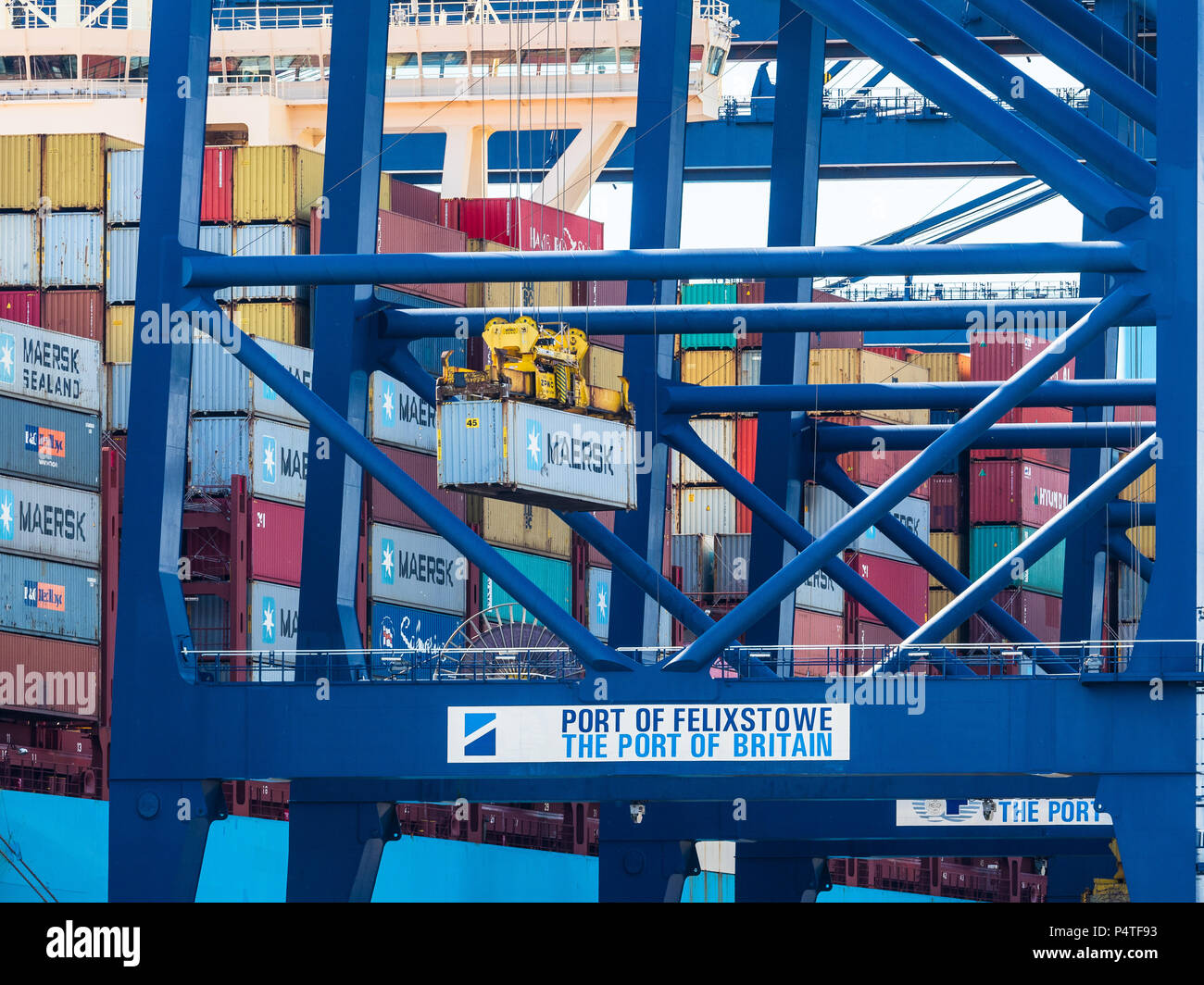 Der internationale Handel, der Welthandel. Containerschiffe Laden entladen und Container im Hafen von Felixstowe, Großbritanniens größter Containerhafen. Stockfoto