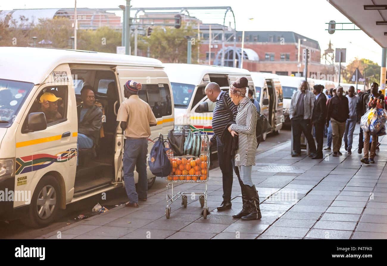 Mini bus taxi -Fotos und -Bildmaterial in hoher Auflösung – Alamy