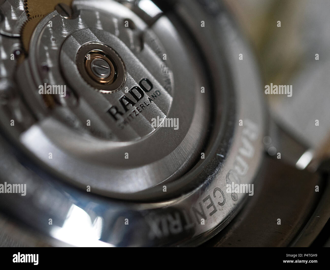 Nahaufnahmen eines Rado automatische Uhren - Swiss Made, der vordere  Einstellrad und zurück durch das Glas sehen Stockfotografie - Alamy