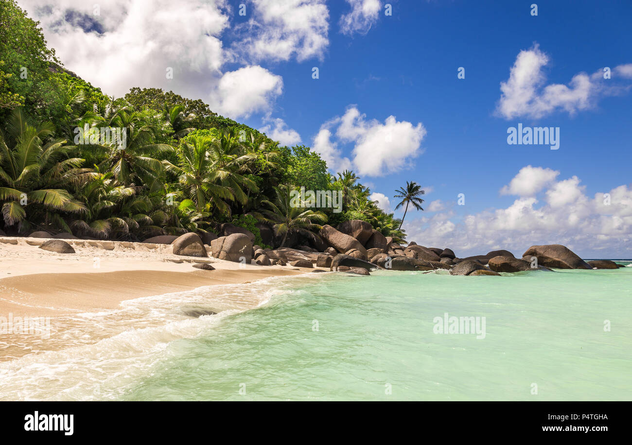 Paradise Island auf den Seychellen, Sandstrand und blauen Himmel über den Indischen Ozean Stockfoto
