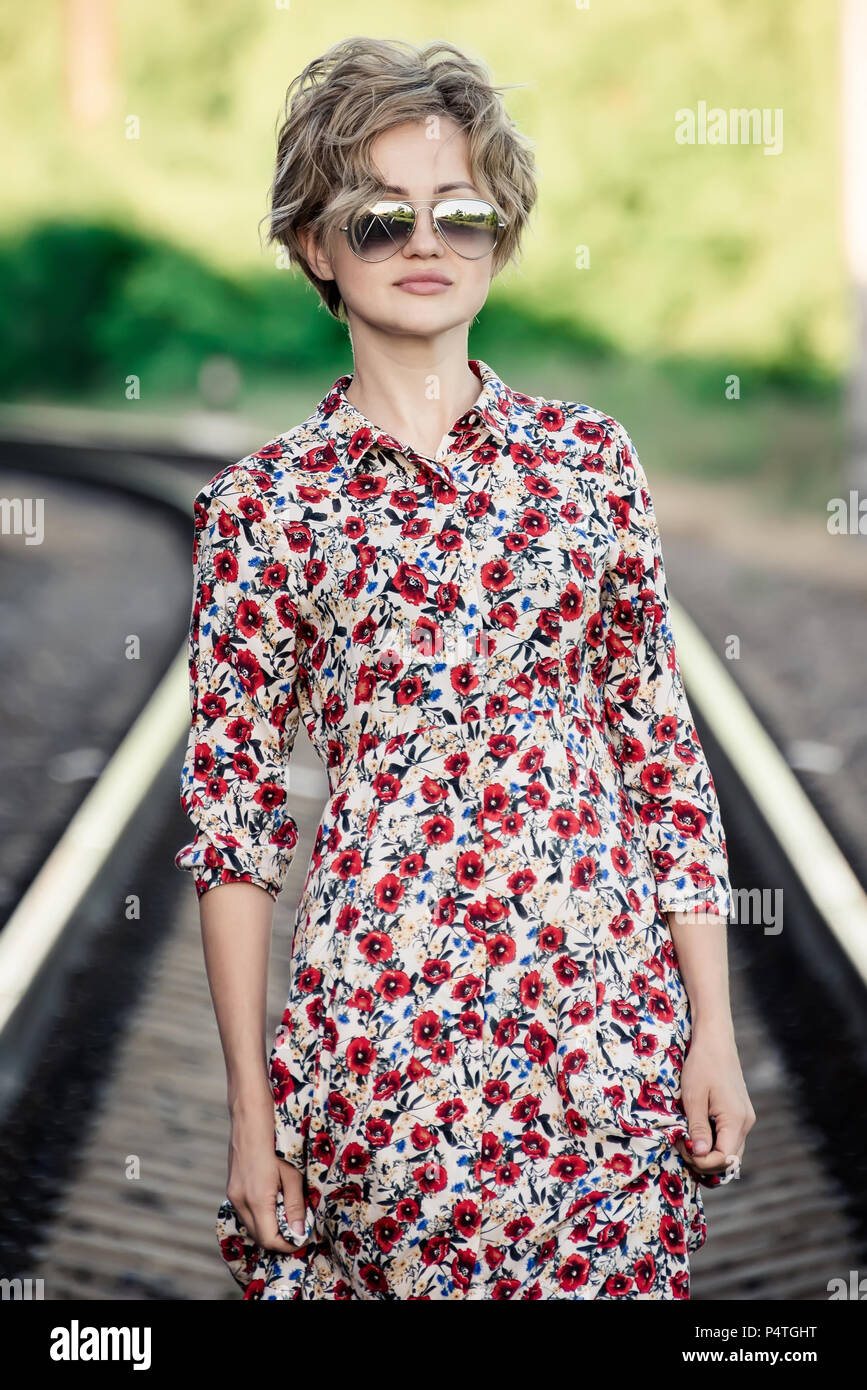 Mädchen auf der Eisenbahn, Porträt posieren, künstlerisch gestaltete Fotografie, Retusche, selektiven Fokus Stockfoto