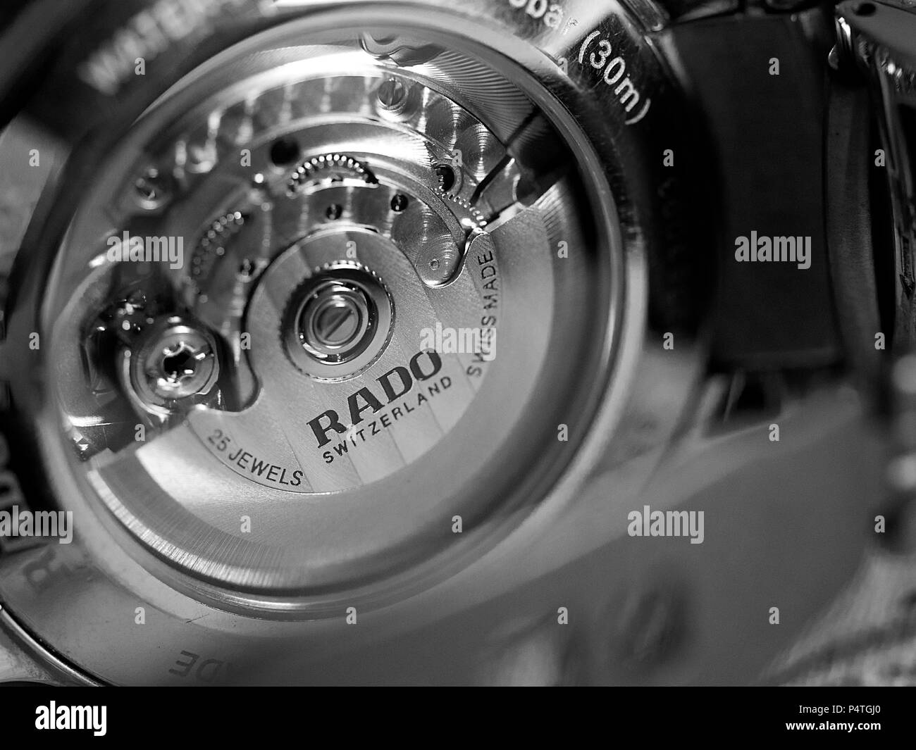 Nahaufnahmen eines Rado automatische Uhren - Swiss Made, der vordere Einstellrad und zurück durch das Glas sehen Stockfoto