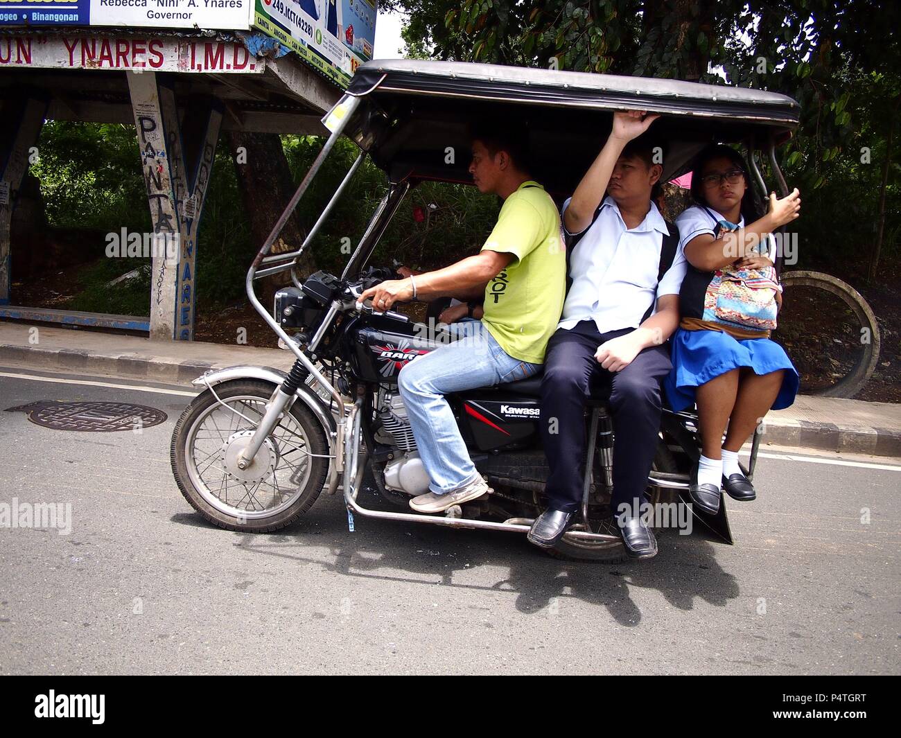 ANTIPOLO CITY, Philippinen - 18. JUNI 2018: Studenten und andere Passagiere auf einem Dreirad, um in die Schule zu gehen. Stockfoto