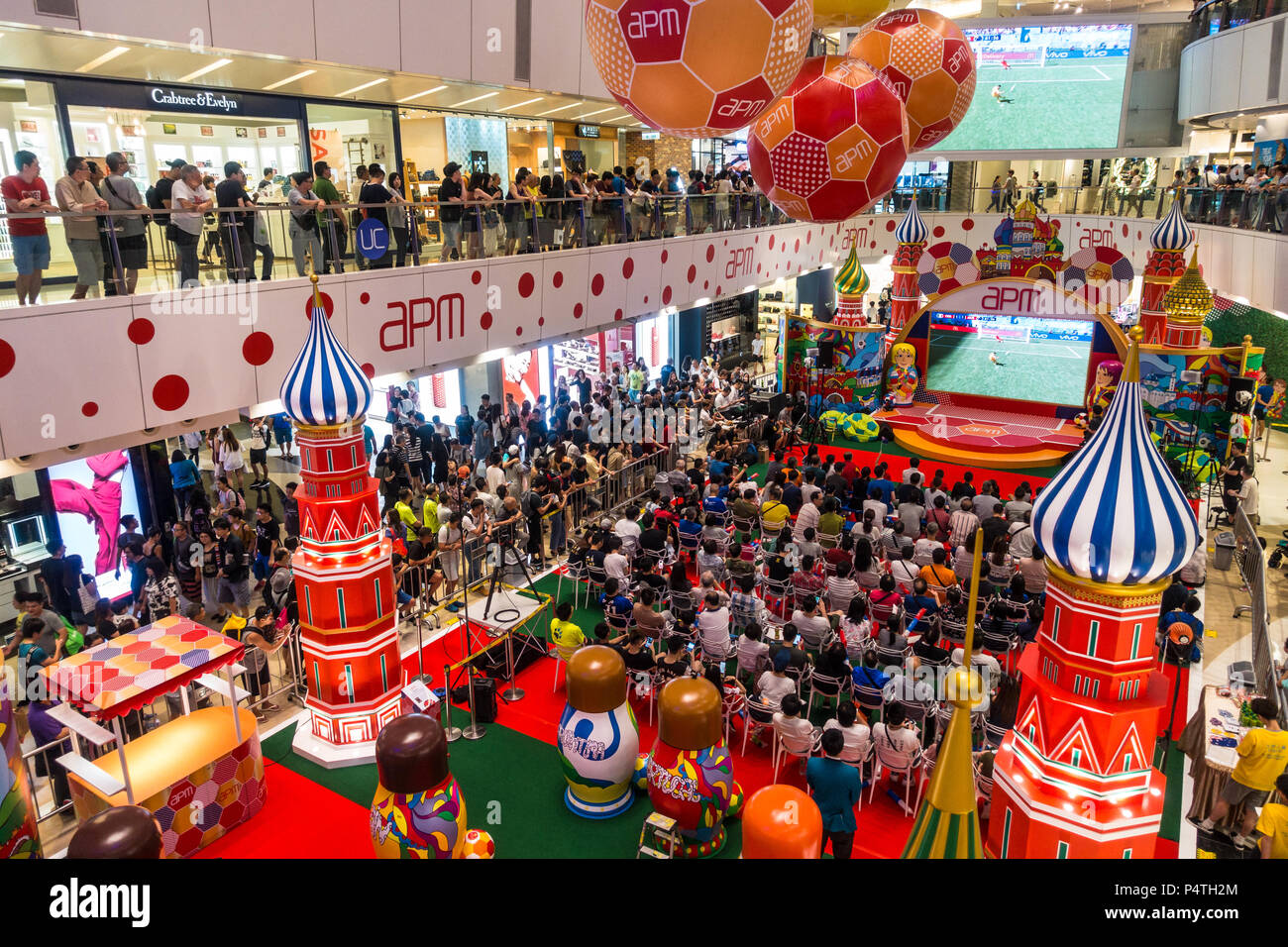 Chinesische Fußball-Fußball-Fans sehen WM-Spiel auf großen Bildschirmen in China Stockfoto