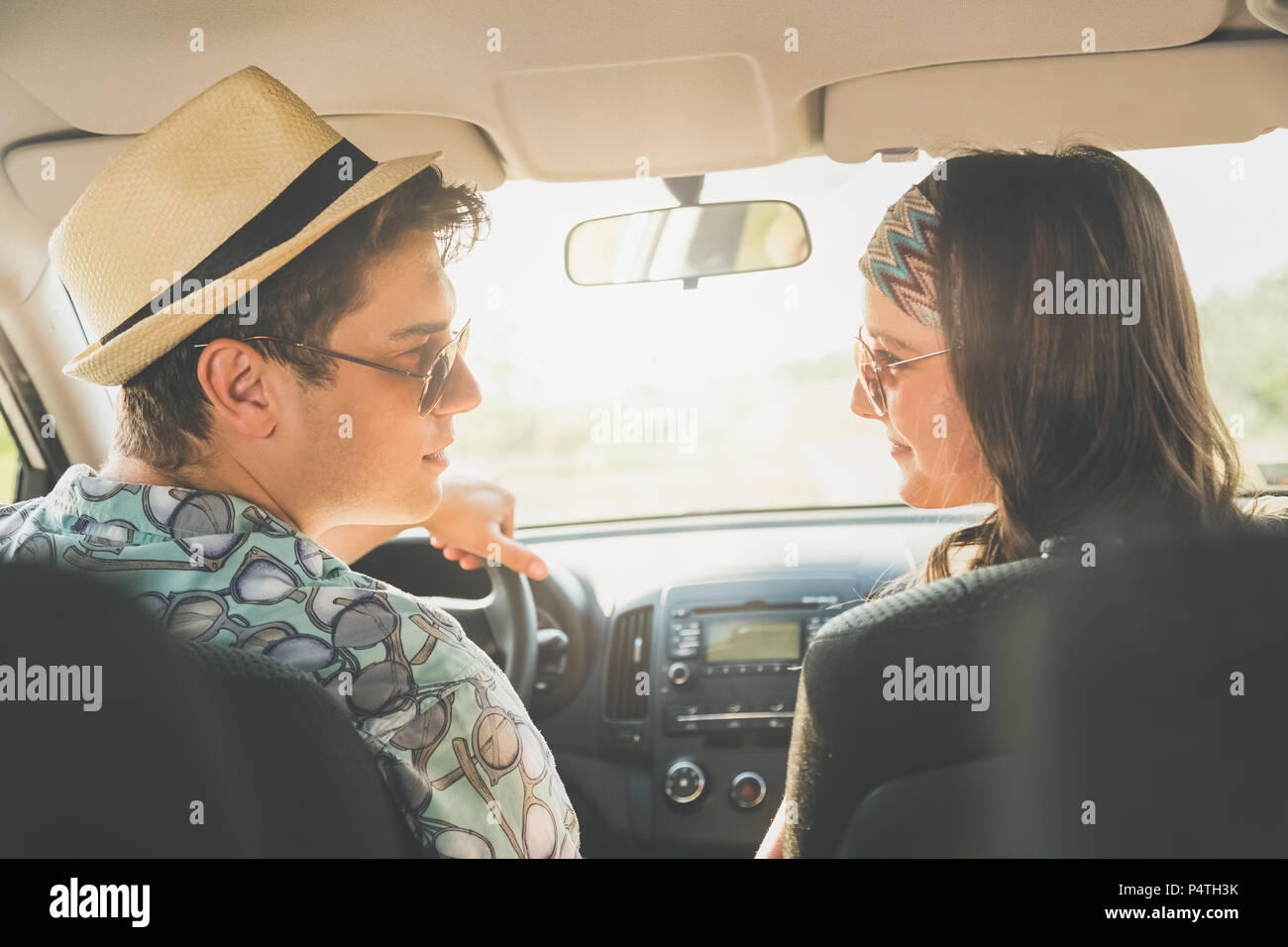 Schöne junge Paar in Liebe im Auto sitzen. Auf der Straße fahren. Stockfoto