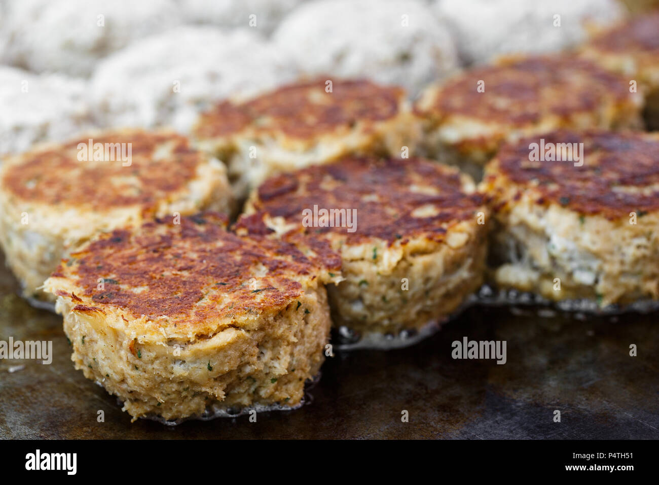 Fisch Kuchen Kochen bei einem Sommer Food Festival Stockfoto