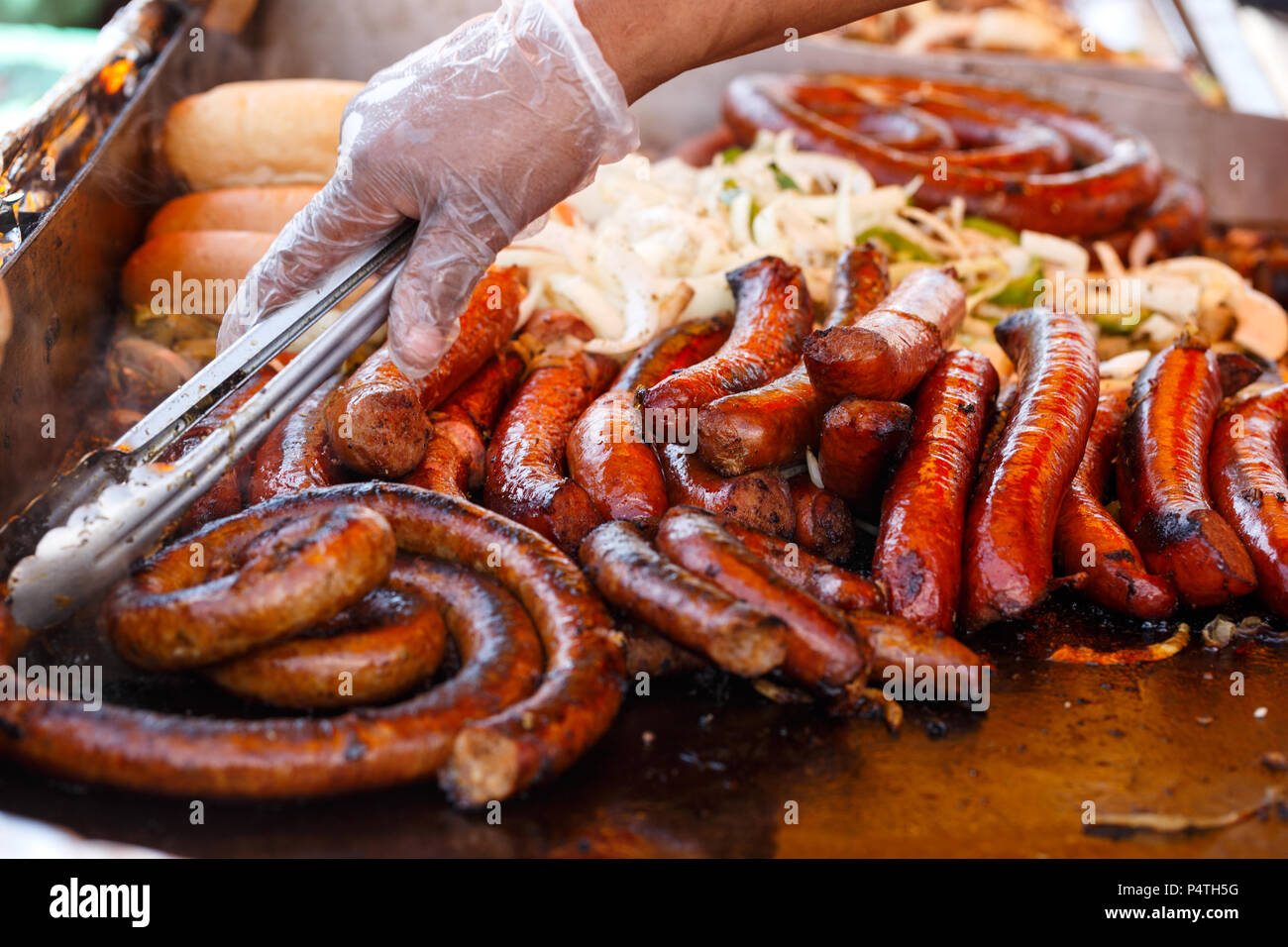 Italienische Würstchen Kochen bei einem Festival Stockfoto