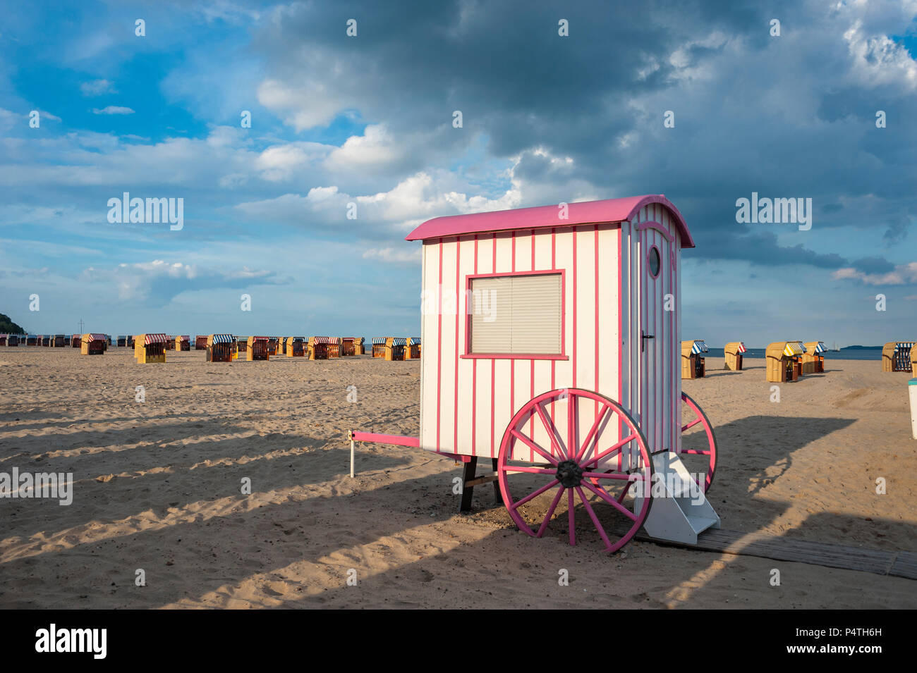 Historische baden Warenkorb, Umkleidekabine am Strand, Travemünde, Ostsee, Schleswig-Holstein, Deutschland Stockfoto