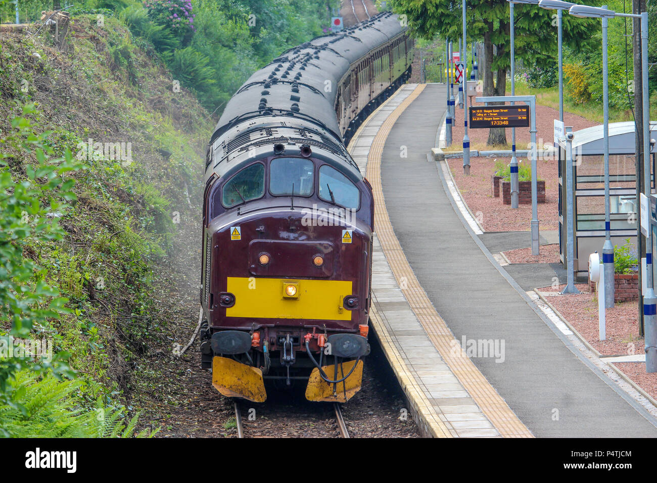 West Coast Railway Klasse 37 Diesellok 37685 kommt an Helensburgh oberen Bahnhof Stockfoto